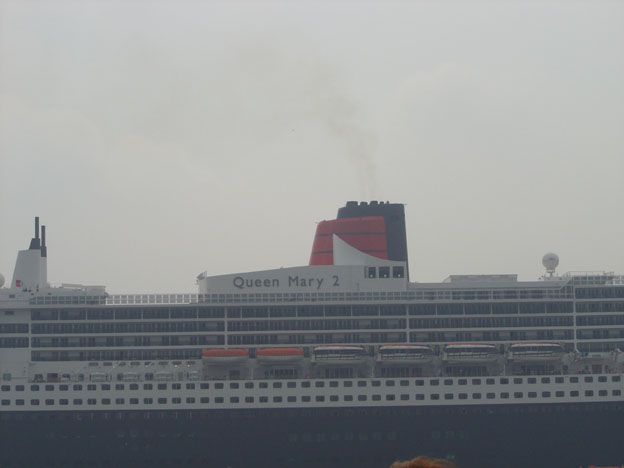 Cruiseschip ms Queen Mary II van Cunard Line aan de Cruise Terminal Rotterdam